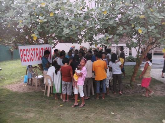 Schlange an der Registrierung 